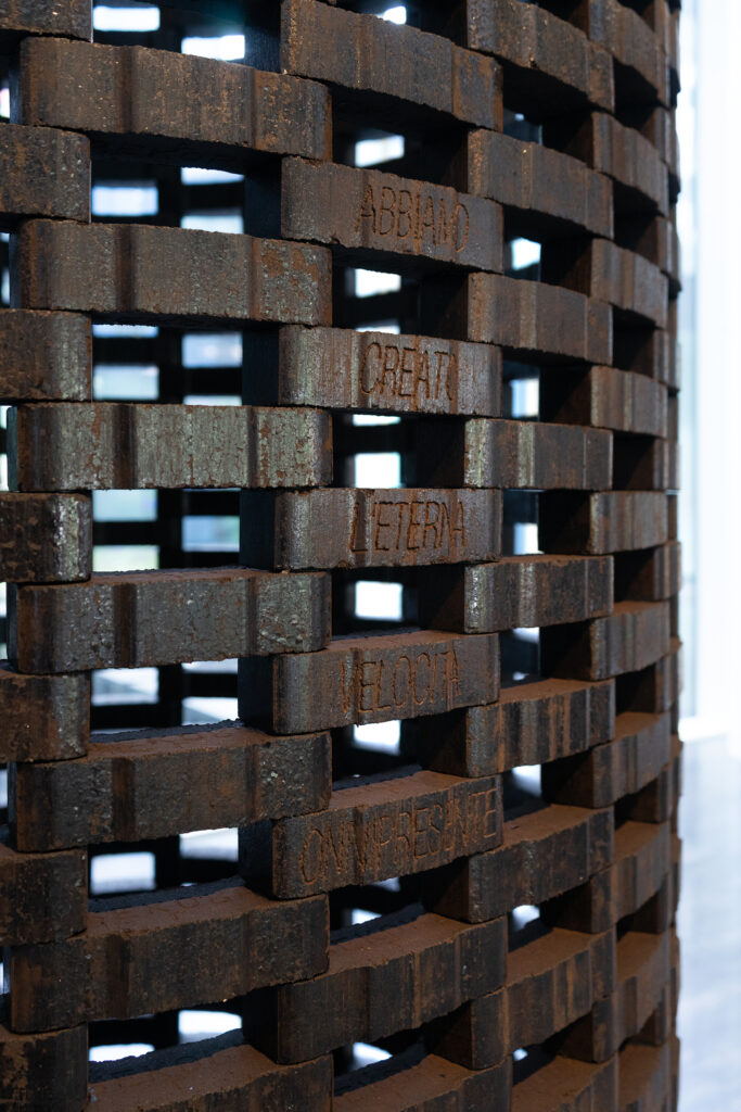 Photograph showing a detail of the work "futuro anteriore", a tower made of coal-bricks