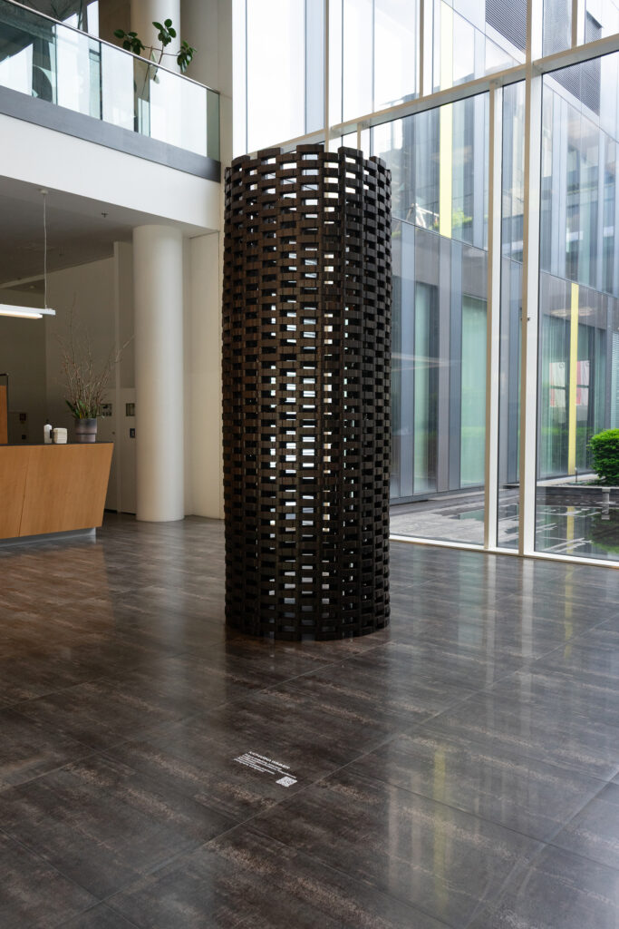 Photograph showing the work "futuro anteriore", a tower made of coal-bricks